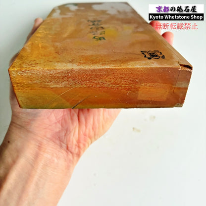 24型より全然大きい 締まってる 1570g 硬さ3.0～3.5  馬路山合砥  正本山 京都 天然砥石
