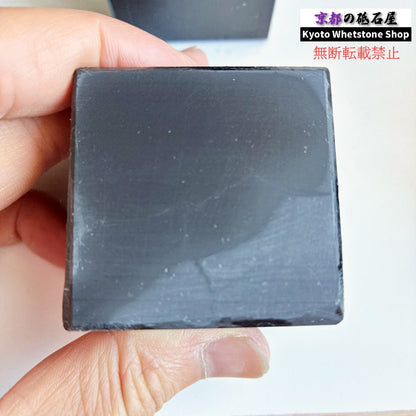 どっかしらにヒビあり 260～270g 硬さ2.5  対馬名倉 長崎 天然砥石