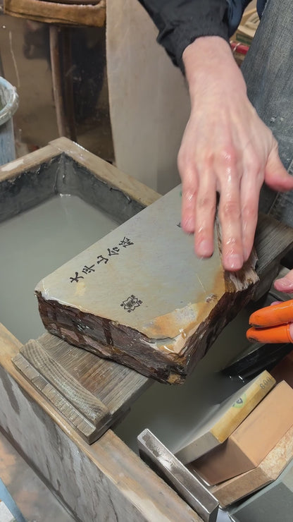 ビッグサイズ! 敬印　蓮華とカラス 3750g 硬さ2.5～3 内曇 大平山合砥  正本山 京都 天然砥石